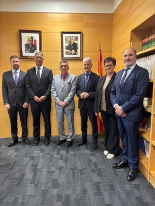 Miembros de la Comisión Constitucional y Jurídica del Senado de la República Checa posan junto al presidente del TSJPV, Iñaki Subijana,  y el cónsul honorario de la República Checa para el País Vasco y Navarra, Mikel Garteiz-Goxeaskoa ( primero a la derecha) antes del comienzo de la reunión